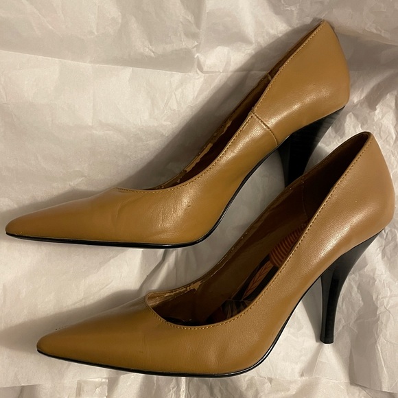 👠Two Lips ‘Marilyn’ Tan Stiletto Pumps, Size 8.5 - Picture 1 of 9